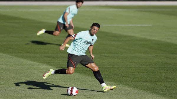 ফার্গুসনের জন্যই ম্যাঞ্চেস্টার ইউনাইটেডে রোনাল্ডো! রেড ডেভিলদের হয়ে কবে মাঠে নামবেন জানুন