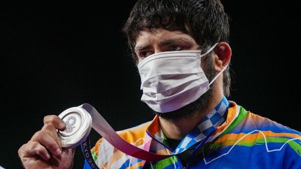 Tokyo Olympics : জেলে বসে উত্তরসূরির হার দেখে হতাশ সুশীল, রুপো উৎসর্গ রবির