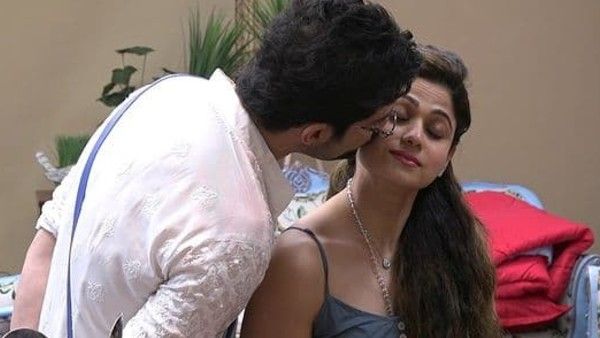 এক্ষুণি আমাকে চুম্বন দাও, বিগ বসের ঘরে শমিতার আবদার রাখলেন রাকেশ বাপট