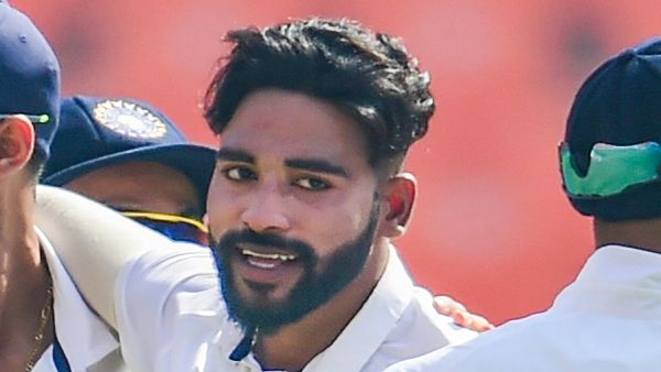 লিডসের গ্যালারি থেকে বল ছোঁড়ার যোগ্য জবাব সিরাজের ইশারা, টস সিদ্ধান্তে বিরাটের পাশে ঋষভ