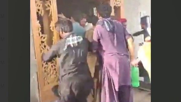 পাকিস্তানের পাঞ্জাবে হিন্দু মন্দিরে হামলা উন্মত্ত জনতার, গুঁড়িয়ে দেওয়া হল ভগবানের মূর্তি