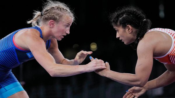 টোকিও গেমসে শৃঙ্খলাভঙ্গের দায়ে বড় শাস্তির খাড়া ভিনেশের ঘাড়ে, কী করছেন কুস্তিগীর