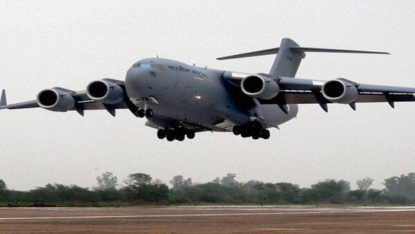 কেন্দ্রের দুই মন্ত্রীকে সঙ্গে নিয়ে হাইওয়েতে বায়ুসেনার বিমানের আপৎকালীন 'ল্যান্ডিং ড্রিল'