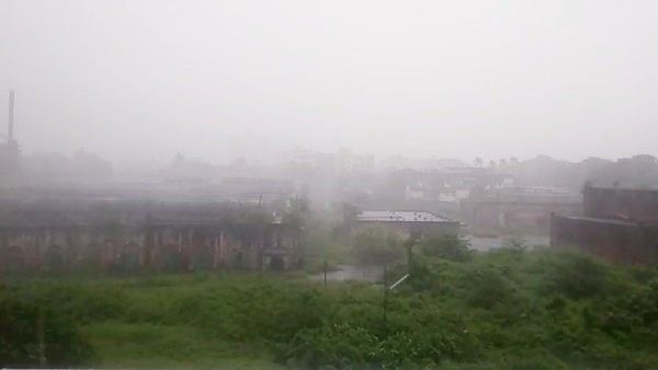 ঘূর্ণিঝড় গুলাব আছড়ে পড়ার আগেই ঘনিয়ে এল কালো মেঘ, মুষলধারে বৃষ্টি কলকাতায়