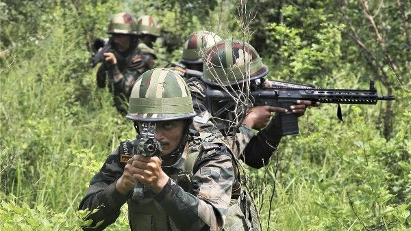 কাশ্মীরে বানচাল সন্ত্রাসী হামলার বড় ছক, জোড়া এনকাউন্টারে নিকেশ ৪ জঙ্গি