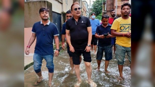 ভাসছে পানিহাটি, হাঁটুর উপর প্যান্ট গুটিয়ে রাস্তায় নামলেন মদন মিত্র