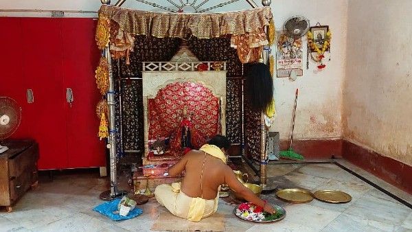 মা দুর্গা এখানে বাড়ির মেয়ে, প্রসাদে তাই থাকে চা-বিস্কুটও