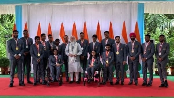 হালকা মেজাজের সাক্ষাতে দেশের রেকর্ডধারী প্যারা অ্যাথলিটদের থেকে উপহার পেলেন প্রধানমন্ত্রী মোদী
