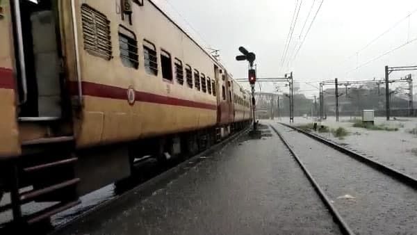 Train Cancel: কারসেডে জল জমে থাকার কারনে সময়সূচী বদল হল একাধিক ট্রেনের, ঘুরল না চক্ররেলের চাকা