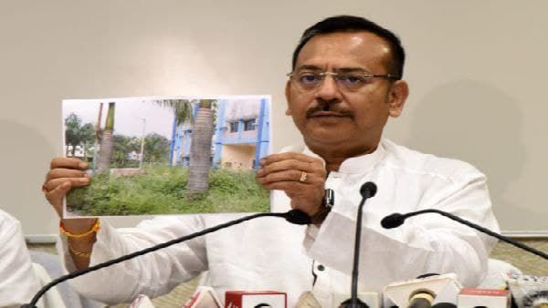 মমতার স্বপ্নের বিশ্ব বাংলা ক্রীড়াঙ্গনের জঙ্গলে চরছে গরু! বঞ্চনার অভিযোগে কেন্দ্রকে হুঁশিয়ারি অরূপের