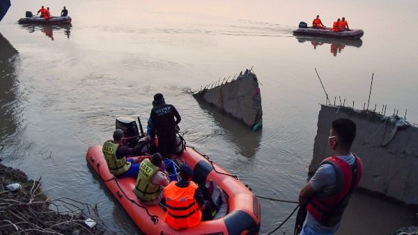 মুখোমুখি সংঘর্ষে ব্রহ্মপুত্রে ডুবল ২টি নৌকা, নিখোঁজ একাধিক যাত্রী, চলছে উদ্ধার কাজ