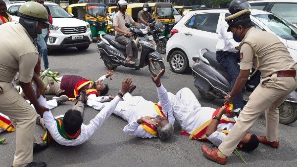 ভারত বনধ কি সফল হল? বাংলা সহ অন্য রাজ্যে সারাদিনের হাল-হকিকত