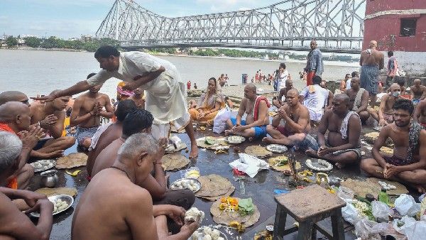 পিতৃপক্ষে কাককে খেতে দেওয়া খুবই শুভ! জ্যোতিষমতে জানুন এর নেপথ্যের কারণ