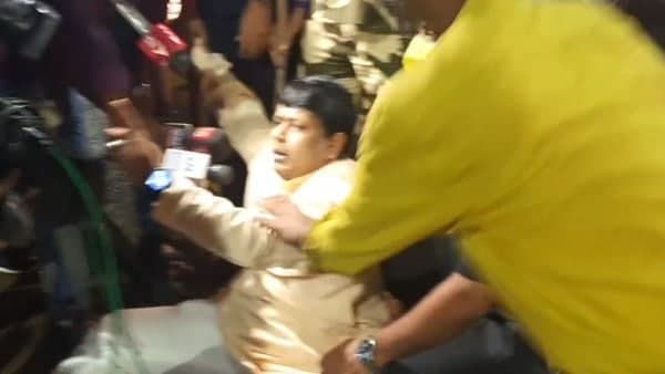 কালীঘাটে মুখ্যমন্ত্রী মমতার বাড়ির সামনে বিজেপি নেতার দেহ নিয়ে হাজির সুকান্ত-প্রিয়াঙ্কা! ব্যাপক উত্তেজনা