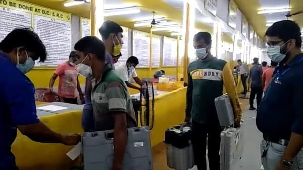 bhawanipur: রেনকোট নিয়েই বুথমুখী ভোট কর্মীরা! আটকে পড়া ভোটারদের বুথে পাঠাতে নৌকাও তৈরি রাখছে কমিশন