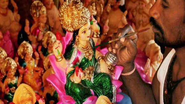 মা লক্ষ্মীর কোন রূপকে পুজো করলে কোন ফল লাভ করা যায়! জ্যোতিষমতে জানুন মূর্তির গড়ন