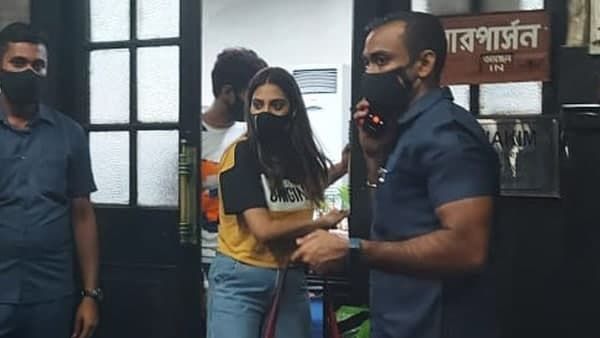 সন্তানের বার্থ সার্টিফিকেটে থাকবে শুধু মায়ের নাম! কিন্তু কীভাবে? যশকে নিয়ে ফিরহাদের কাছে গেলেন নুসরত