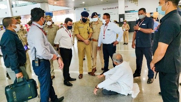 কেন লখিমপুরে যেতে দেওয়া যাবে না, লখনউ বিমানবন্দরে পুলিশের সামনে মেঝেতে বসে ধরনা মুখ্যমন্ত্রীর