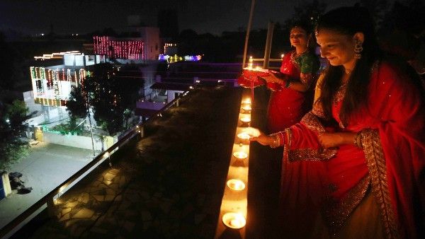 সমস্ত ধরনের বাজি পোড়ানোর উপর নিষেধাজ্ঞা হাইকোর্টের! কালীপুজো-দিওয়ালীতে জ্বালাতে হবে শুধুই প্রদীপ