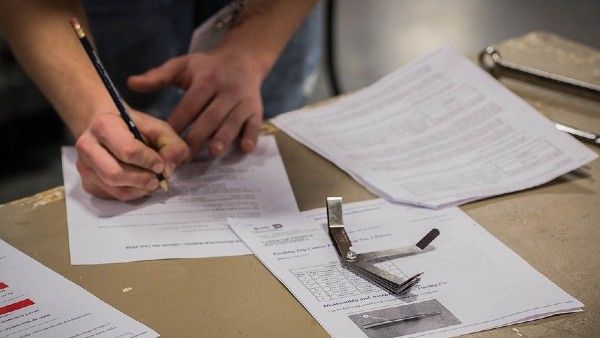 গণিত শেখানোর এ এক দারুণ পন্থা!‌ কীভাবে পড়ুয়াদের অঙ্ক শেখাচ্ছেন এই শিক্ষক দেখুন