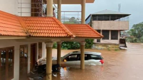 ভয়ঙ্কর বৃষ্টিতে দুর্যোগের কবলে ভগবানের আপন দেশ! ভেসে যাচ্ছে বাস-গাড়ি, খোঁজ পাওয়া যাচ্ছে না বহু মানুষের