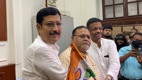 বিধাননগরে সব্যসাচী দত্তকে প্রার্থী করলেন মমতা, টিকিট পেলেন না তাপস! স্বচ্ছভাবমূর্তিদেরই টিকিট বললেন ববি