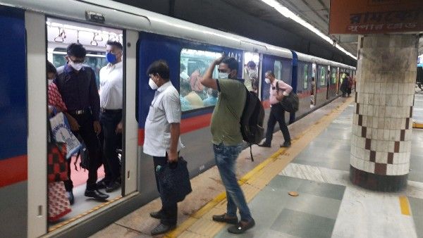 বড়দিন ও বর্ষবরণে বাড়ল মেট্রো রেল পরিষেবা, করোনা সতর্কতায় বিশেষ নজর কতৃপক্ষের