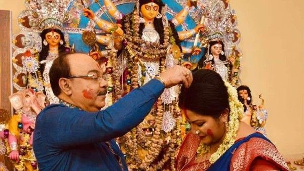 বৈশাখীর সিঁথি রাঙিয়ে স্ত্রী রত্নার প্রশ্নের জবাব দিলেন ‘স্বামী’ শোভন, তরজা তুঙ্গে