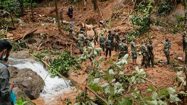 বন্যার চক্রবূহ্যে শবরীমালাও, ভূমিধ্বসের জেরে ফের বন্ধ হতে পারে মন্দিরের দরজা