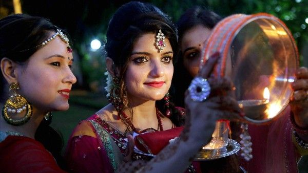 করবা চৌথ ২০২১: দুর্গাপুজোর পরই কোন তারিখে পড়েছে দাম্পত্য ঘিরে এই বিশেষ উৎসব?