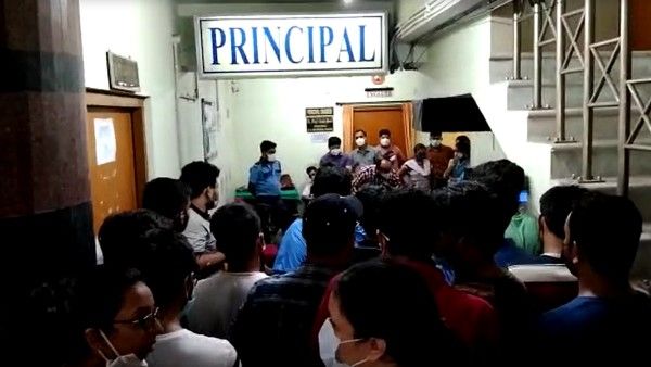 ঘর থেকে বেরিয়ে ছুটছেন অধ্যক্ষ, তাড়া করছেন পড়ুয়ারা! অনশন-আন্দোলনের আবহে উত্তপ্ত আরজি কর