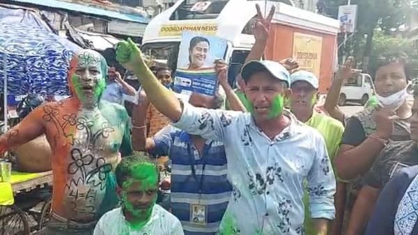 Bypoll Results 2021: ক্রমশ এগিয়ে যাচ্ছেন মমতা বন্দ্যোপাধ্যায়! সবুজ আবিরে উৎসব শুরু কালীঘাটে