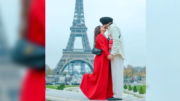 আইফেল টাওয়ারের সামনে উষ্ণ চুম্বনে মগ্ন নেহুপ্রীত, ছবি ভাইরাল নেট দুনিয়ায়