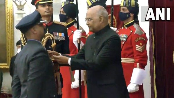 বীরচক্র পেলেন পাকিস্তানে ঢুকে জঙ্গিদের জবাব দিয়ে আসা অভিনন্দন বর্তমান