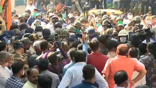 চারদিক থেকেই বিজেপি দফতর ঘিরে বিশাল পুলিশবাহিনী! মিছিল হবেই, প্রকাশ্যে বচসায় সাংসদ-নেতারা