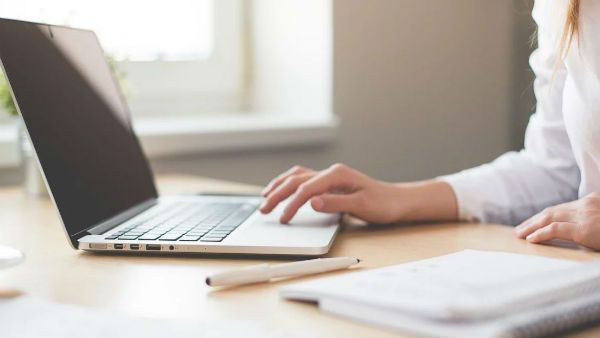 'প্রধানমন্ত্রীর ফ্রি ল্যাপটপ বিতরণ যোজনা' কি আদৌ সত্যি! ফেক নিউজের পর্দা ফাঁস করল পিআইবি