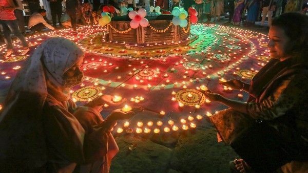 ১৪ শাক ও ১৪ বাতি জ্বালিয়ে পালন করা হয় ভূত চতুর্দশী, জানেন কী তার ব্যাখ্যা