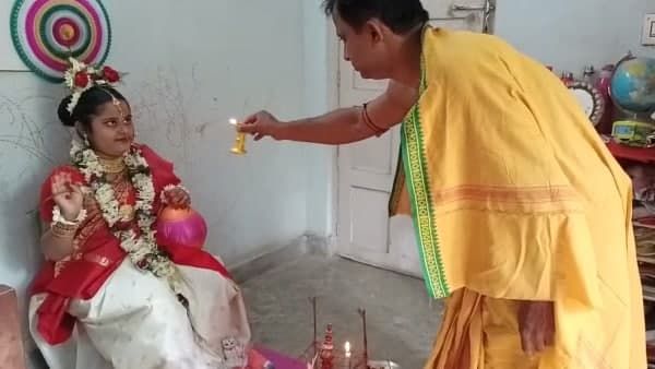 KaliPuja 2021: মাটির মূর্তি নয়, দীপান্বিতার সন্ধ্যায় মেয়েকেই মা লক্ষ্মীরূপে পুজো করলেন বাবা