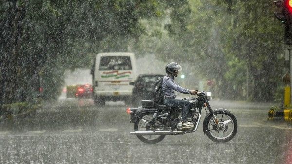 প্রবল বৃষ্টিতে ভাসছে তামিলনাড়ু, বাড়ছে মৃতের সংখ্যাও! হড়পা বানের জলের তোড়ে খোঁজ নেই বহু মানুষের