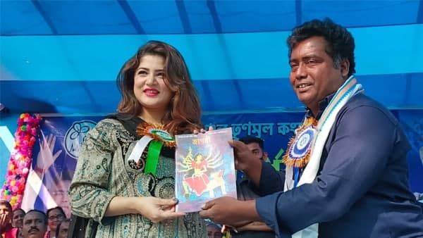 মমতা বন্দ্যোপাধ্যায়কে ধন্যবাদ জানিয়ে তৃণমূলের মঞ্চে শ্রাবন্তী! নজিরবিহীন আক্রমণ বিজেপি নেতার