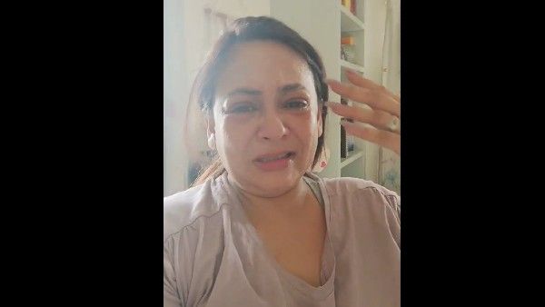 সারমেয় নিয়ে আবাসনের বাসিন্দাদের কাছে হেনস্থা, ফেসবুক লাইভে কেঁদে ফেললেন শ্রীলেখা মিত্র