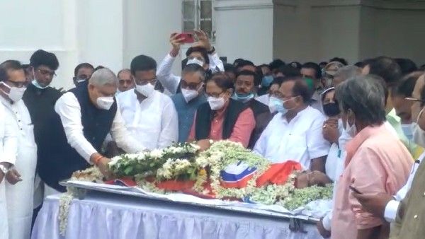 পঞ্চভূতে বিলীন হল নশ্বর দেহ, কেওড়াতলায় সুব্রত মুখোপাধ্যায়কে গান স্যালুটে শেষ বিদায়