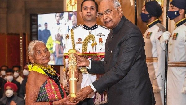 'হাজার গাছের মা'র পদ্মশ্রী-প্রাপ্তিতে উঠে এল শাশ্বত ভারতবর্ষ! খালি পায়ে আদিবাসী পোশাকে মঞ্চে তুলসি