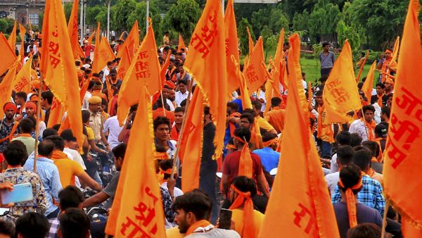 আক্রান্ত হিন্দুরা, রাজধানীর বুকে কর্মী-সাধুদের নিয়ে বিশাল মিছিল ভিএইচপি'র