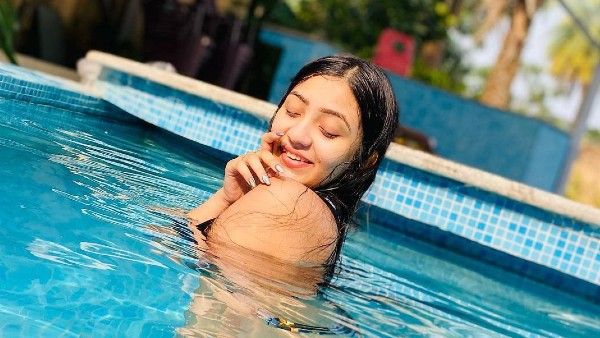 পুলের ধারে হট লুকে কৃষ্ণকলির মুন্নি, শীতেও উন্মুক্ত শরীর থেকে ঝরছে ঘাম 