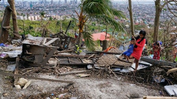 ফিলিপিন্সে বিধ্বংসী টাইফুন রাইয়ে মৃতের সংখ্যা বেড়ে ৪০৫ , নিখোঁজ ৮২