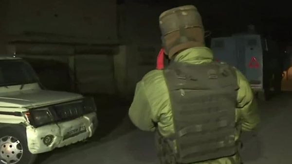 একের পর এক জঙ্গি হামলায় কাঁপল ভূস্বর্গ! সন্ধ্যায় কাশ্মীরি পন্ডিতকে গুলি জঙ্গিদের