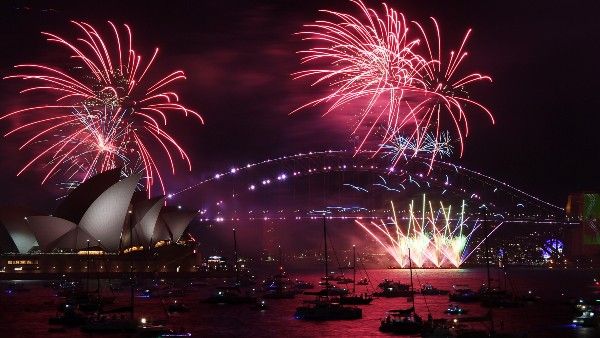 কোভিড ভুলে নিউজিল্যান্ড–অস্ট্রেলিয়ায় স্বাগত ২০২২ সাল, আকাশ আলোকিত আতসবাজিতে