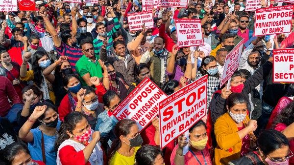 উৎসব–বিয়ের মরশুমে ব্যাঙ্ক ধর্মঘটে নাজেহাল গ্রাহকরা, শুক্রবারও ভোগান্তি অব্যাহত