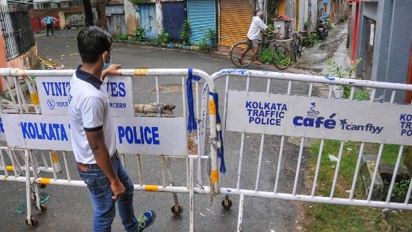 সংক্রমণ রুখতে বছর শেষেই বাংলায় মাইক্রো-কনটেনমেন্ট জোন! পার্কস্ট্রিটে ভিড় রুখতে 'বিশেষ ব্যবস্থা'